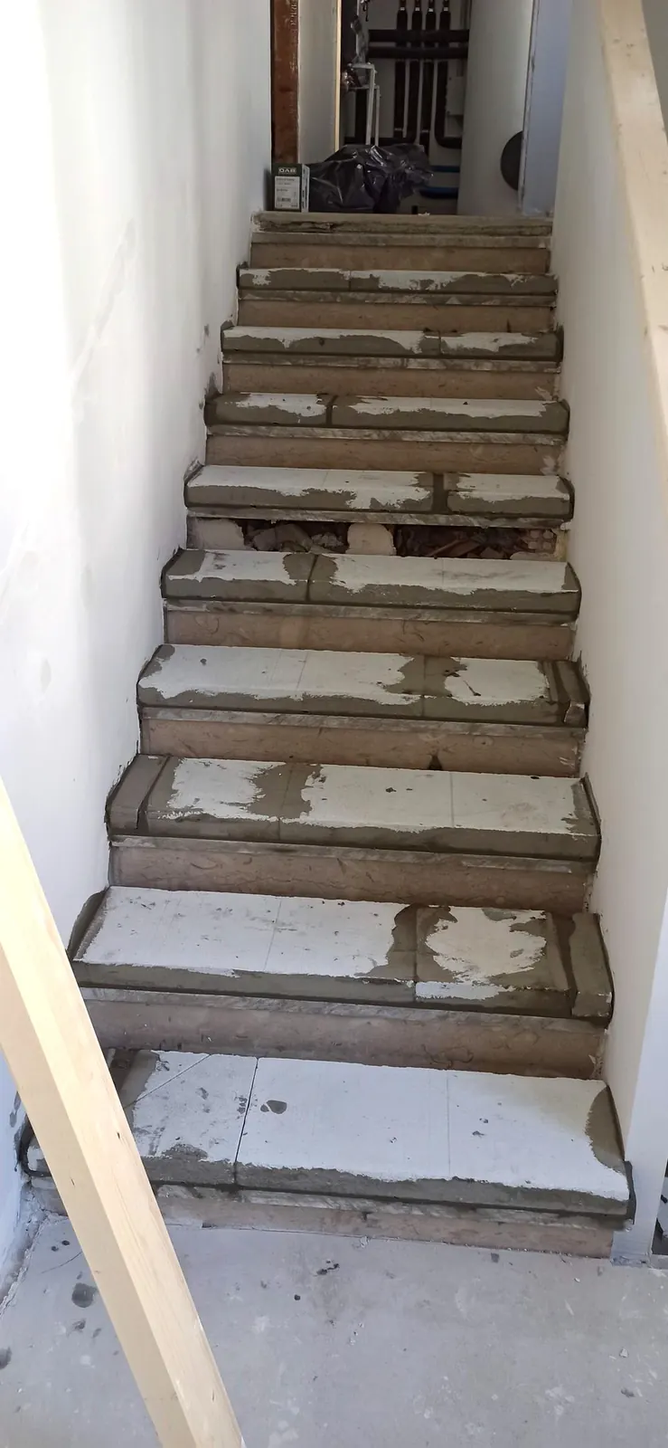 Scala grezza rialzata con gasbeton per correggere le quote — Villa in Corso Casale, Torino