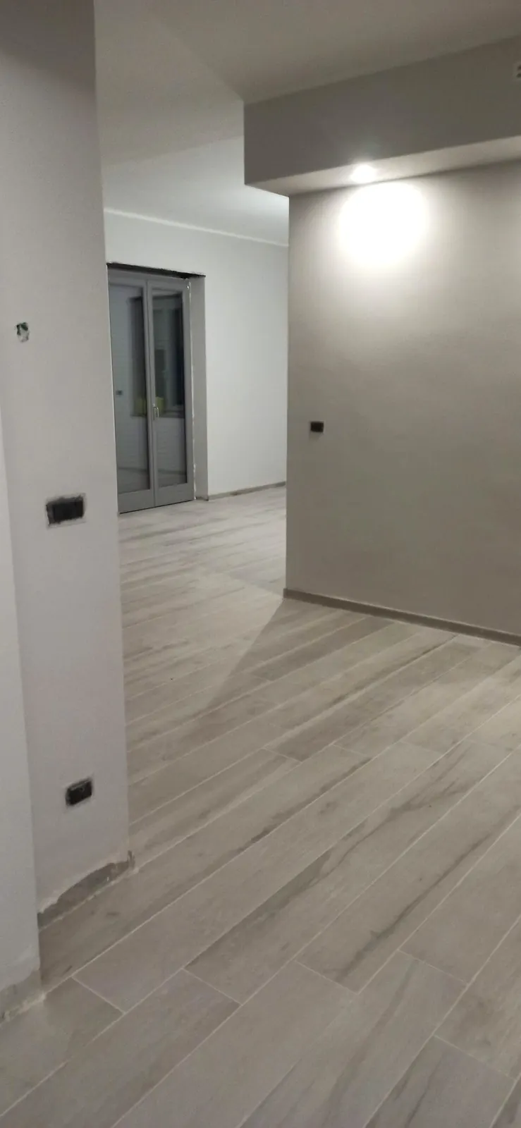 Soggiorno con pavimento effetto legno — Villa in Corso Casale, Torino