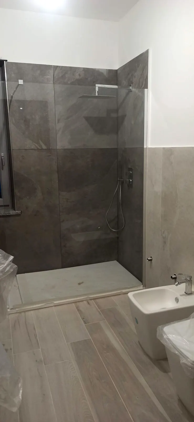 Doccia walk-in ultimata con box in vetro — Villa in Corso Casale, Torino