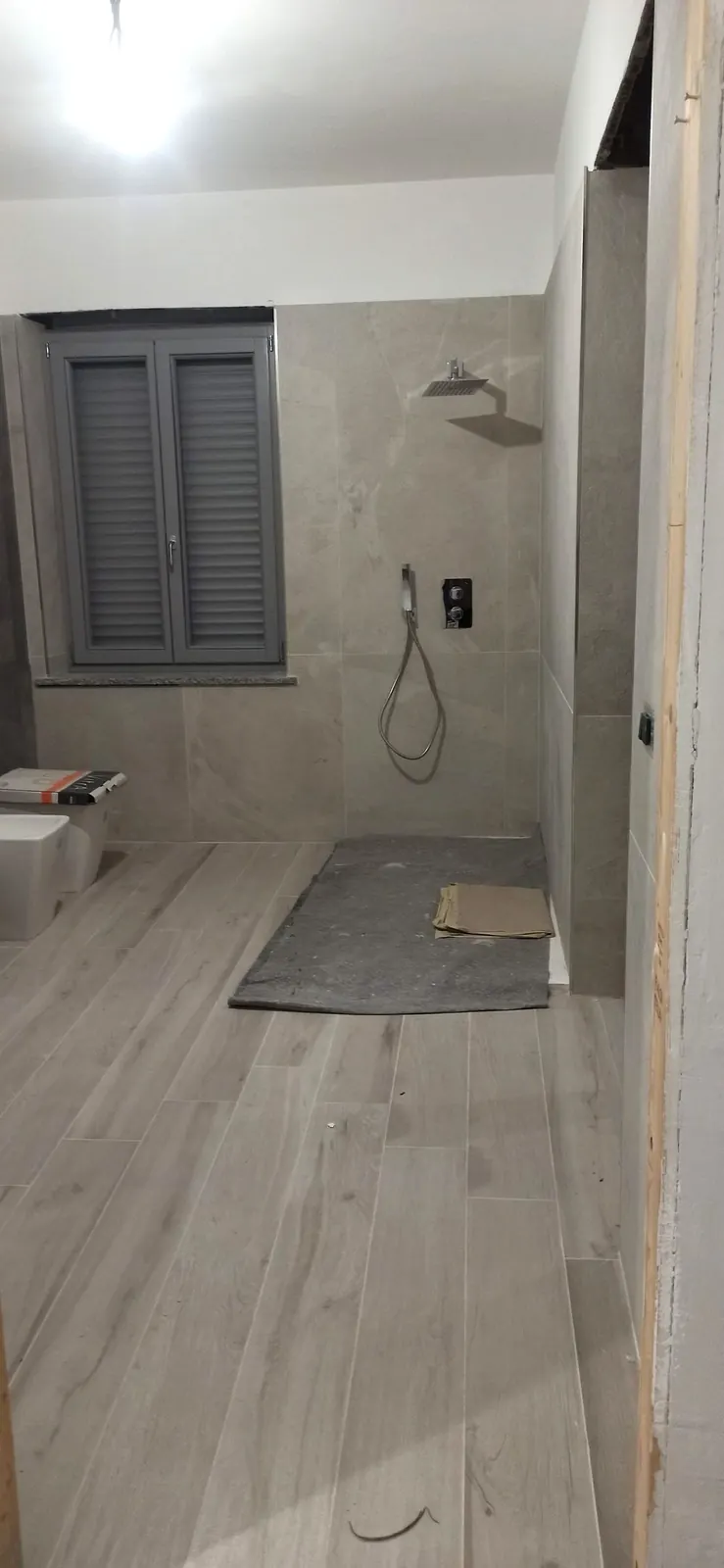 Bagno con doccia e soffione a incasso — Villa in Corso Casale, Torino