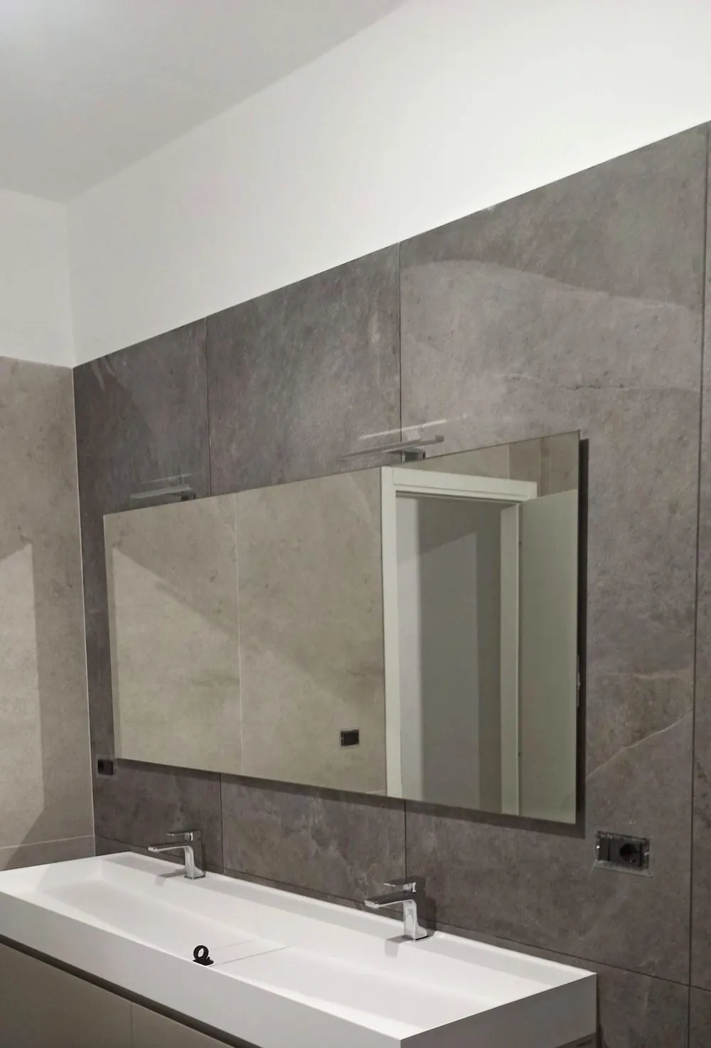Doppio lavabo con specchio filo muro — Villa in Corso Casale, Torino
