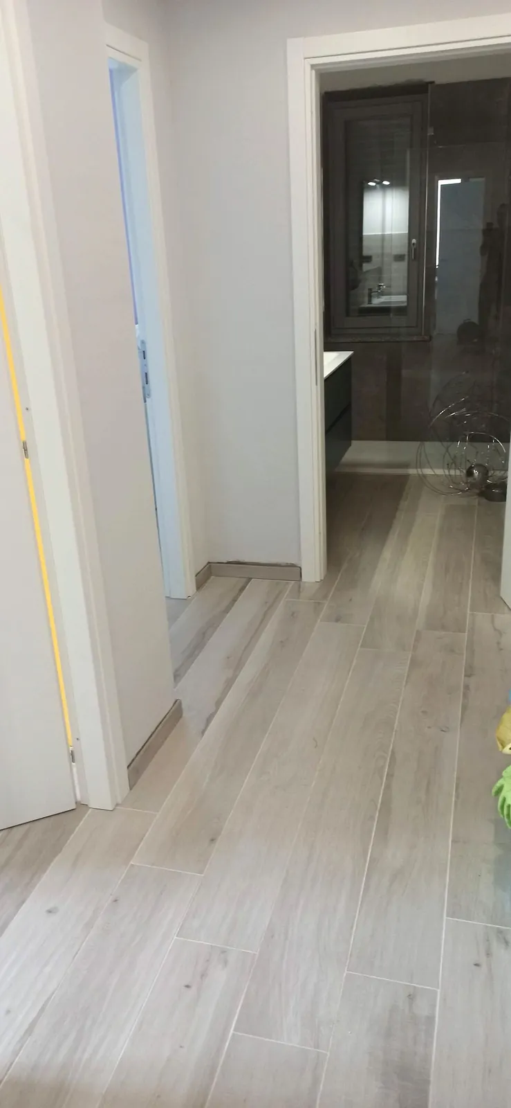 Corridoio, transizione tra pavimenti — Villa in Corso Casale, Torino