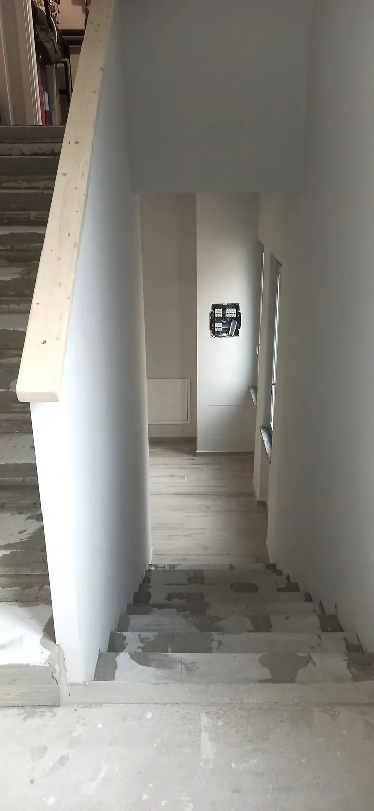 Corridoio con pavimento finito effetto legno — Villa in Corso Casale, Torino