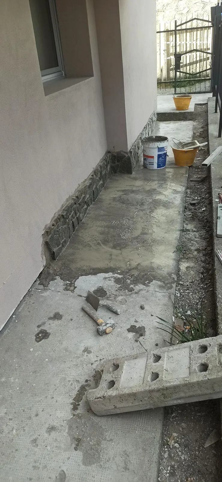 Basamento in pietra, stuccatura in corso — Villa in Corso Casale, Torino