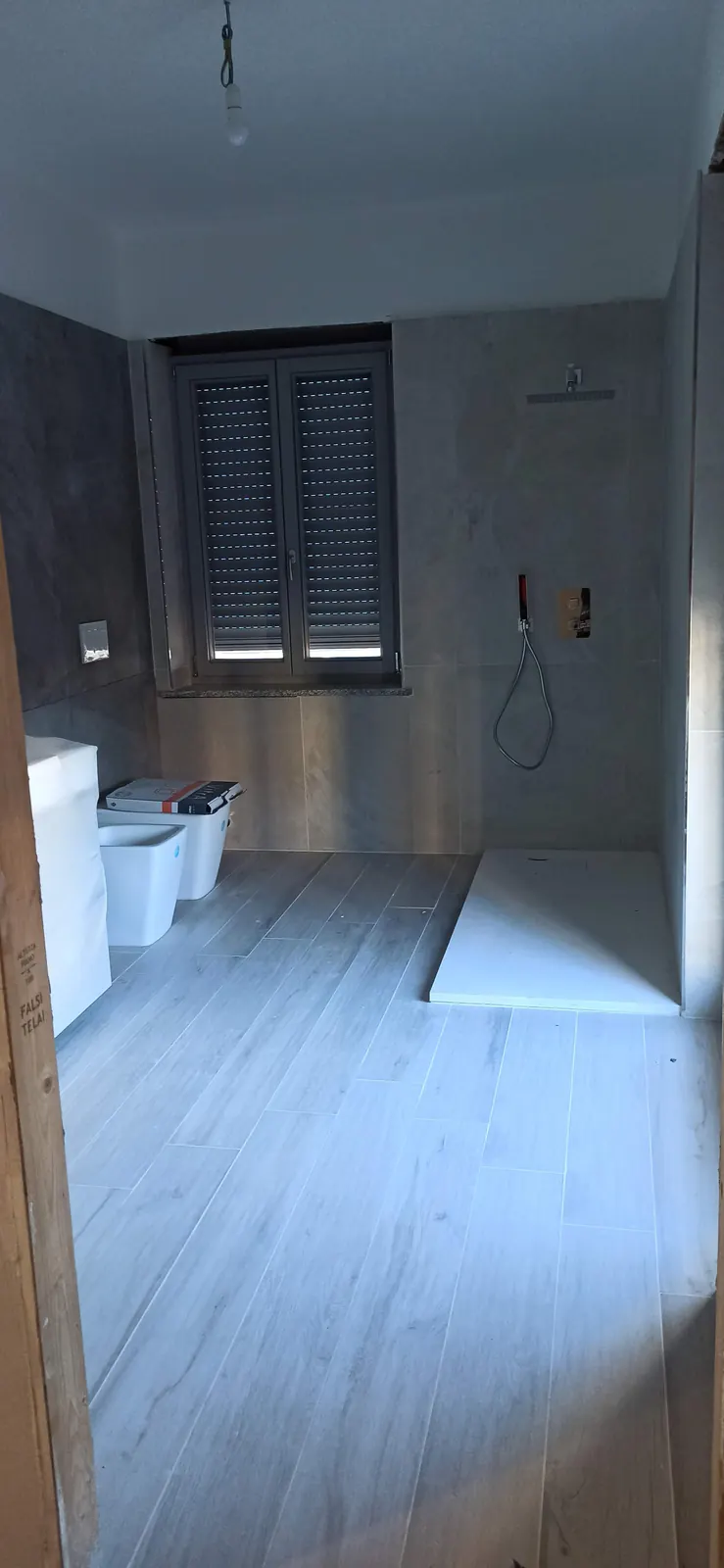 Piatto doccia e sanitari posati, prima del box — Villa in Corso Casale, Torino