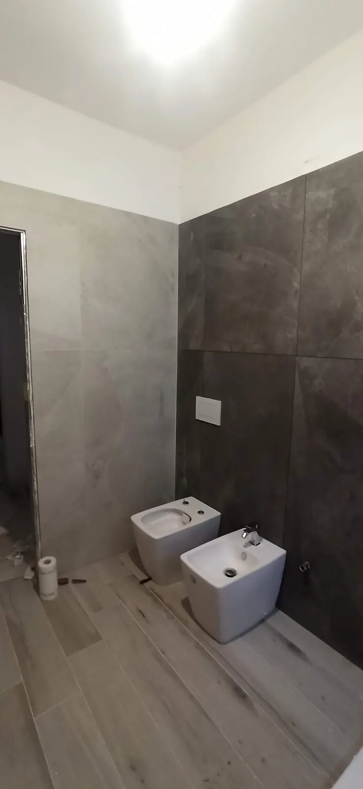 Sanitari installati contro la parete in lastre scure — Villa in Corso Casale, Torino