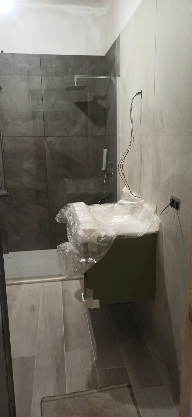 Box doccia in vetro montato, mobile ancora imballato — Villa in Corso Casale, Torino