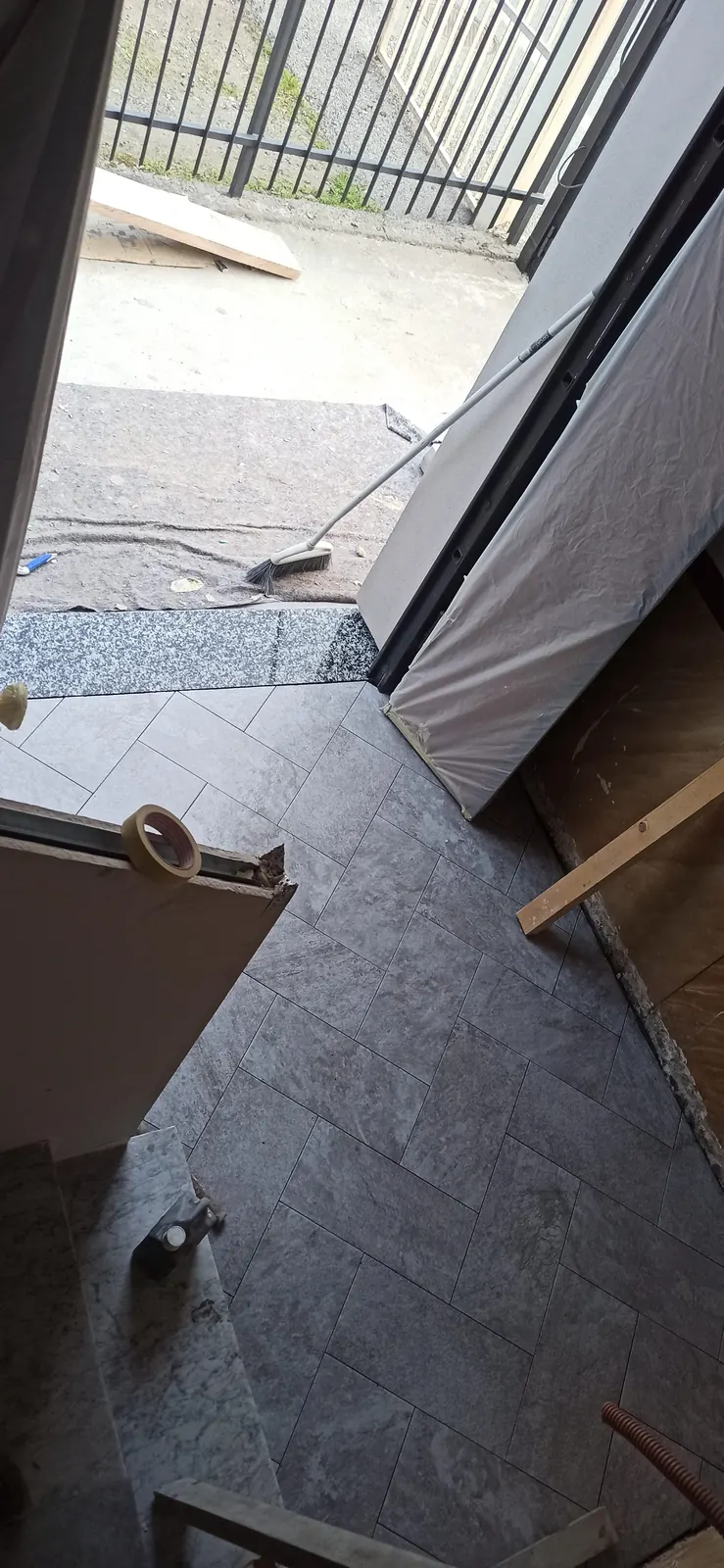 Posa a spina di pesce all'ingresso, con soglia in granito — Villa in Corso Casale, Torino