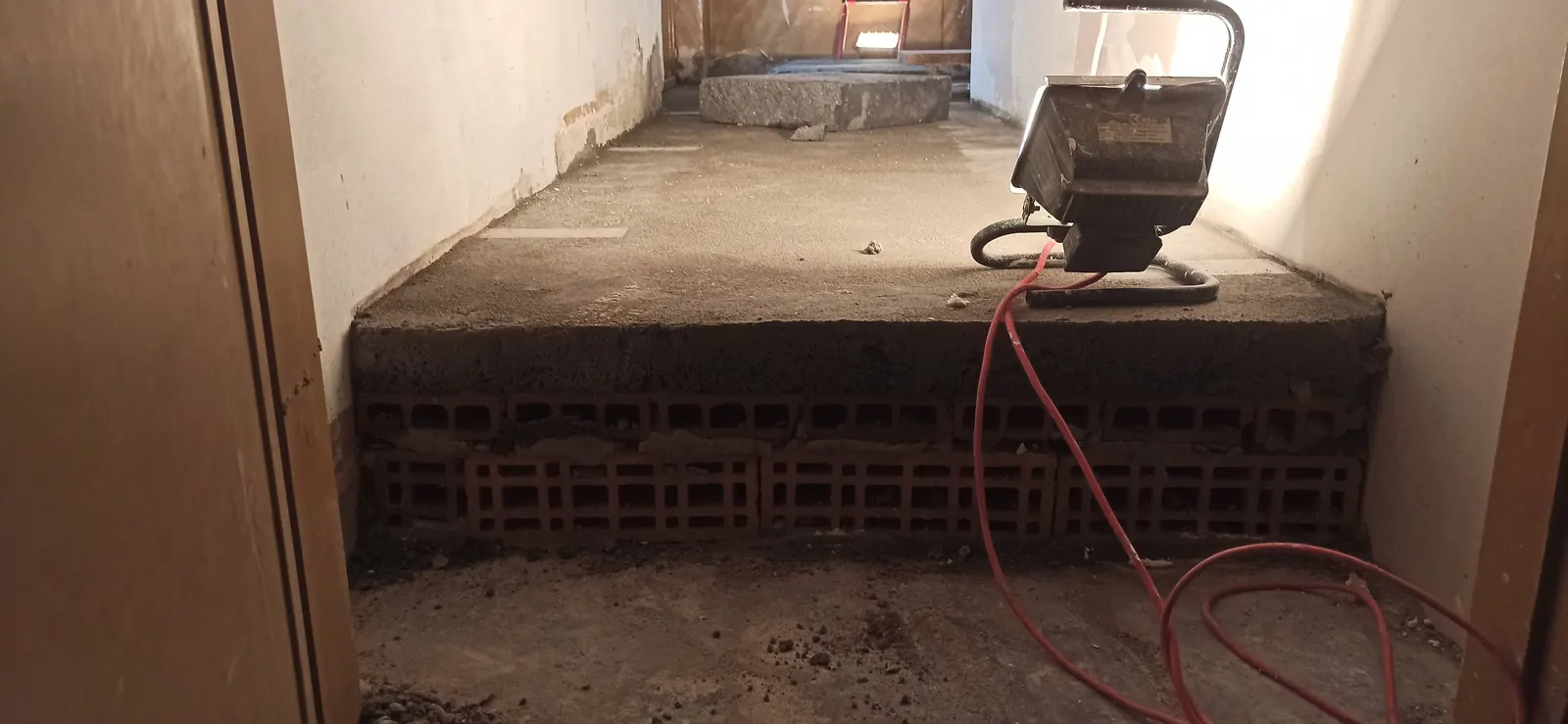 Rialzo in laterizio forato in fase di realizzazione — Villa in Corso Casale, Torino